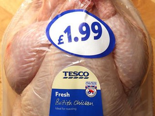 Śmiertelna bakteria w świeżych kurczakach sprzedawanych przez brytyjskie supermarkety