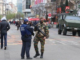 Bruksela sparaliżowana strachem. Policja szuka kilku osób podejrzanych o terroryzm