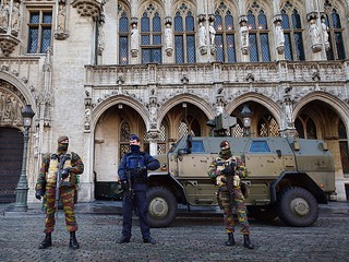 Belgia: Kolejne aresztowania, wojsko patroluje opustoszałe ulice Brukseli