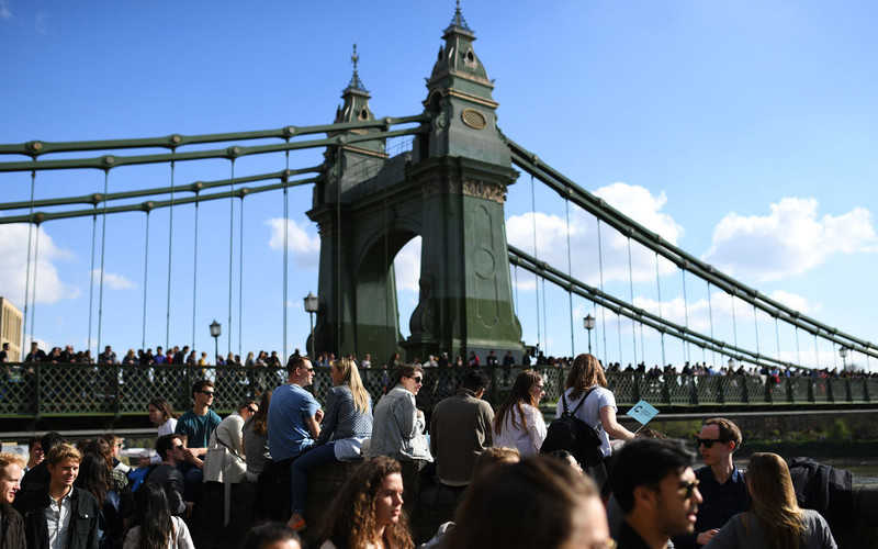 Hammersmith Bridge closed to pedestrians and cyclists after 'cracks worsen following heatwave'