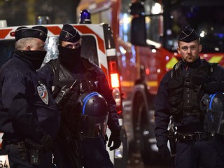 French minister: 1 233 police searches, 124 charged since emergency