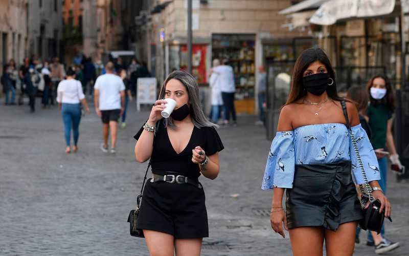 Włochy: 400 euro kary za brak maseczki