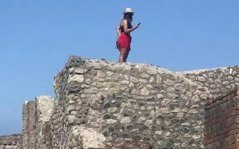 Italy: Tourist climbs onto roof of Pompeii baths for selfie