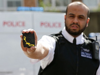 Brytyjska policja będzie "uzbrojona" w kamery. To ze względów bezpieczeństwa