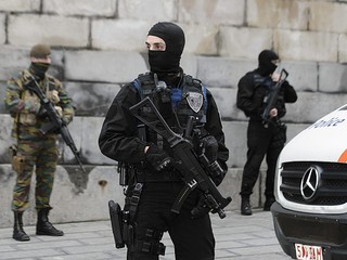 Szósty zatrzymany pod zarzutem udziału w zamachach w Paryżu 