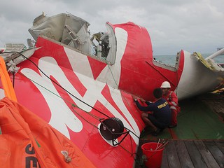 Usterka steru i reakcja pilotów przyczyną katastrofy samolotu AirAsia