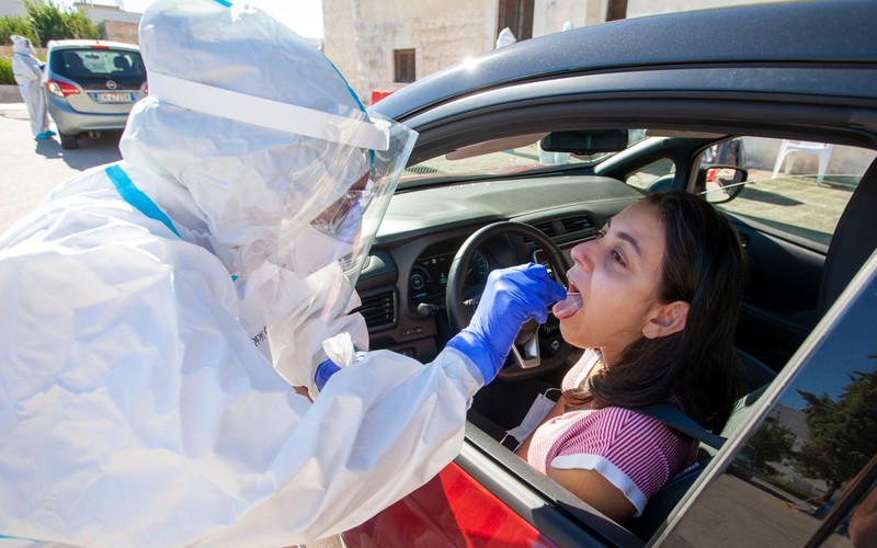 Italy: Giant queues to car test points for coronavirus