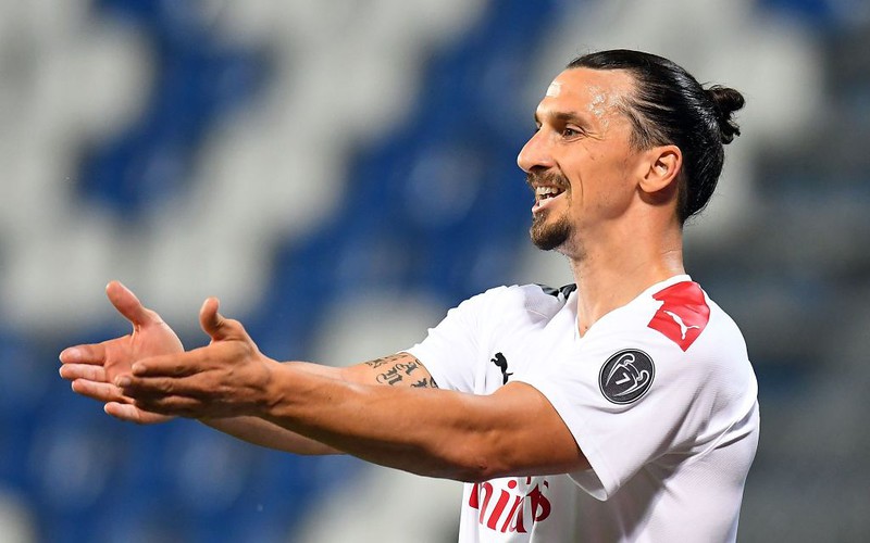 Zlatan Ibrahimovic to stay at Milan for another season
