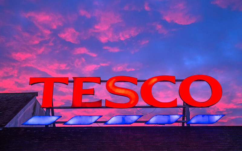 Tesco zwolni w Polsce prawie 900 osób