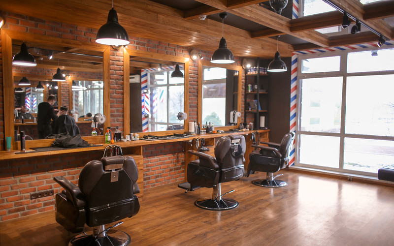 Salonowi fryzjerskiemu zabroniono poszukiwania "szczęśliwego" stylisty