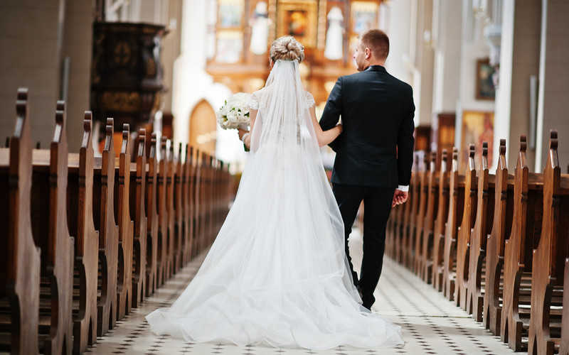 "Bez wesela nie ma ślubu". W Polsce coraz mniej zawieranych małżeństw