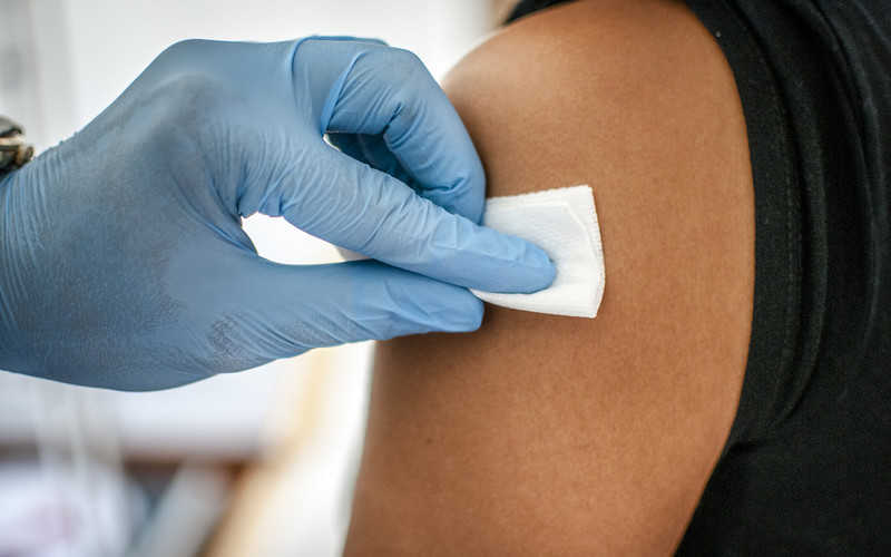 Groźne skutki uboczne szczepionki na koronawirusa z University of Oxford