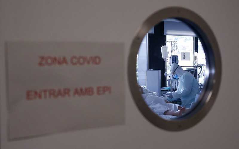 Przepełnione szpitale w Madrycie. Chorzy z Covid-19 przewożeni do innych placówek