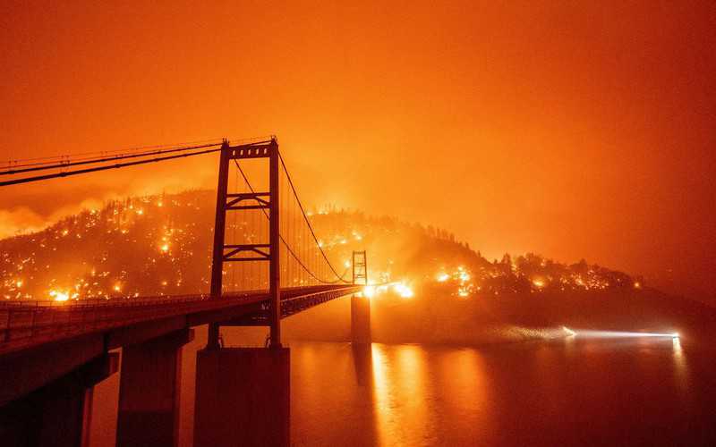 Potężne pożary w USA. Pomarańczowe niebo nad Kalifornią