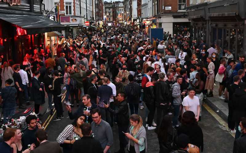 Pełne puby w UK. Brytyjczycy korzystają z ostatnich godzin "wolności"