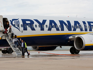 Ryanair to cut fares as oil price tumbles