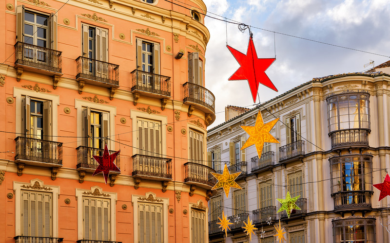 Hiszpania: W miastach pojawiają się dekoracje bożonarodzeniowe