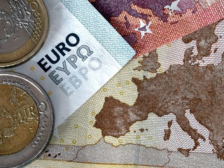 Polacy: "Przyjęcie euro zaszkodzi krajowi i naszej tożsamości narodowej"