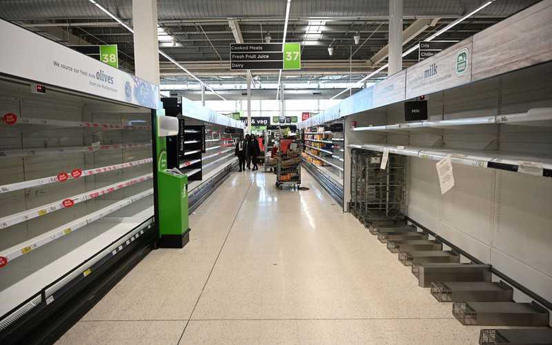 Supermarkety w UK alarmują: Mieszkańcy znów robią zapasy