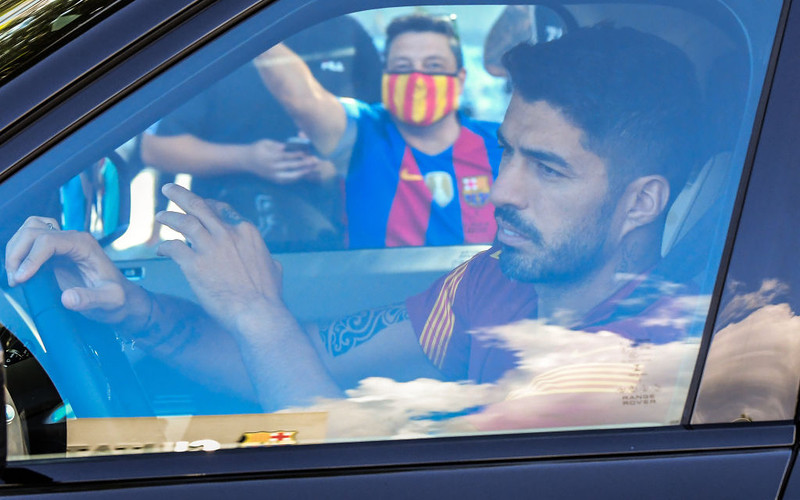 Barcelona legend Suarez joins Atletico Madrid in €6 million transfer