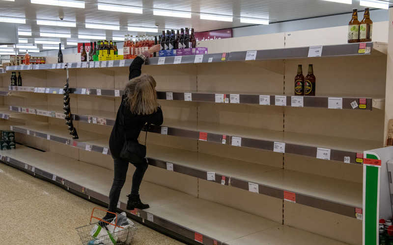 UK supermarkets urge shoppers not to panic over lockdown fears