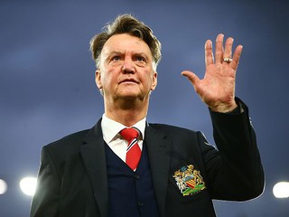 Louis van Gaal storms out of Manchester United press conference 