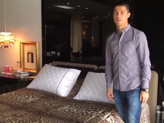 Ronaldo oprowadza po swoim domu i składa świąteczne życzenia