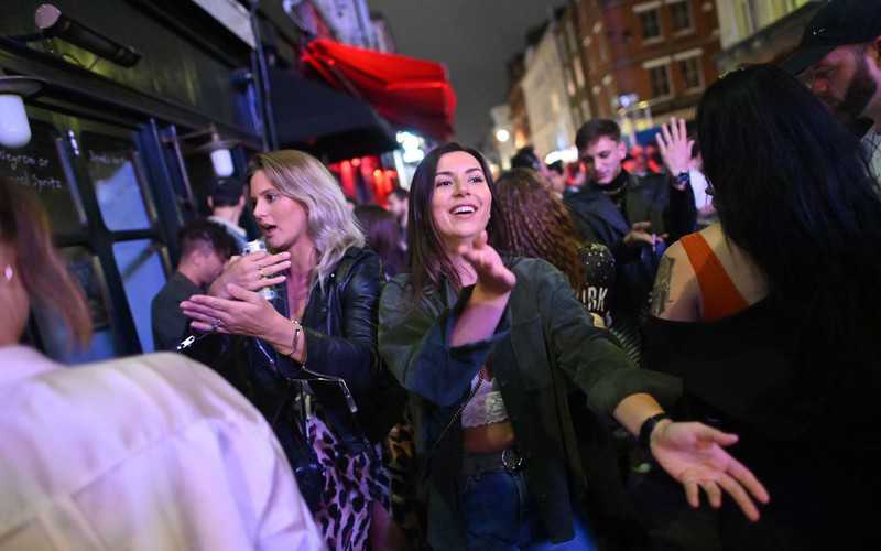 Pubs face £1,000 fine if they don’t stop people dancing and singing 