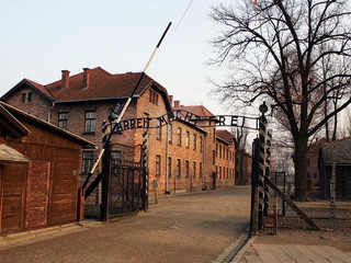 Anglicy odpowiedzą przed sądem za kradzież w Muzeum Auschwitz. Grozi im 10 lat więzienia
