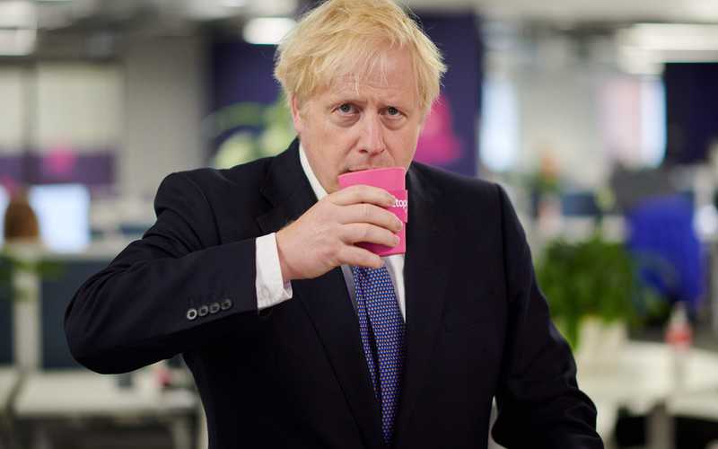 Boris Johnson zapowiada koniec dystansu społecznego