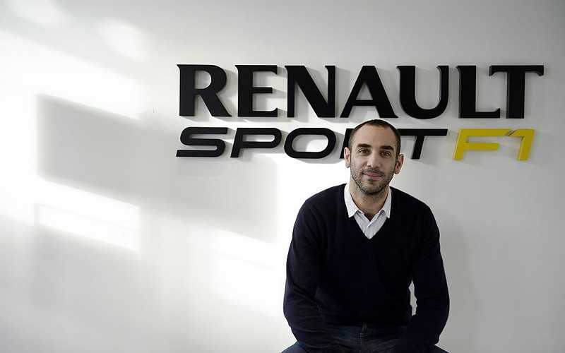Renault F1 boss loses tattoo bet with Daniel Ricciardo