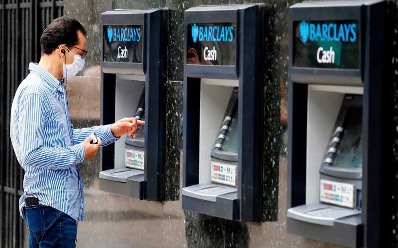 Wypłata gotówki w UK ze sklepów zamiast z bankomatów? Nowe plany rządu