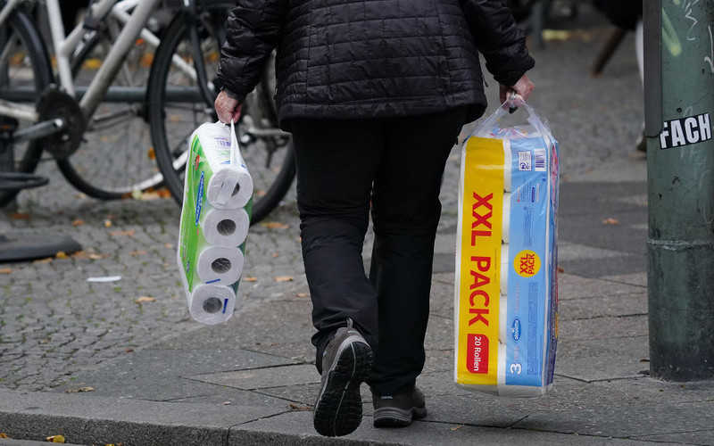 Niemcy: Puste półki w sklepach, brakuje papieru toaletowego