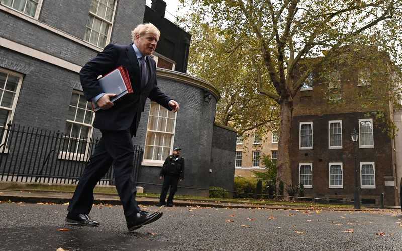 "Daily Mirror": Boris Johnson może podać się do dymisji z uwagi na "niskie zarobki"