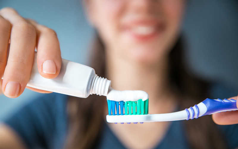 Brytyjscy naukowcy: Mycie zębów może chronić przed koronawirusem