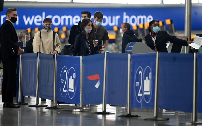 Pierwsze lotnisko w UK testuje pasażerów na Covid-19