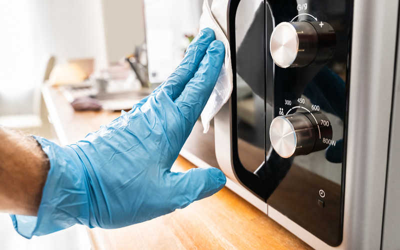 Ujawniono najbardziej zabrudzony sprzęt kuchenny w UK: 80 proc. osób go nie czyści