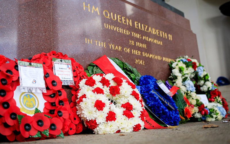 London: Candles and wreaths in Polish memorial sites