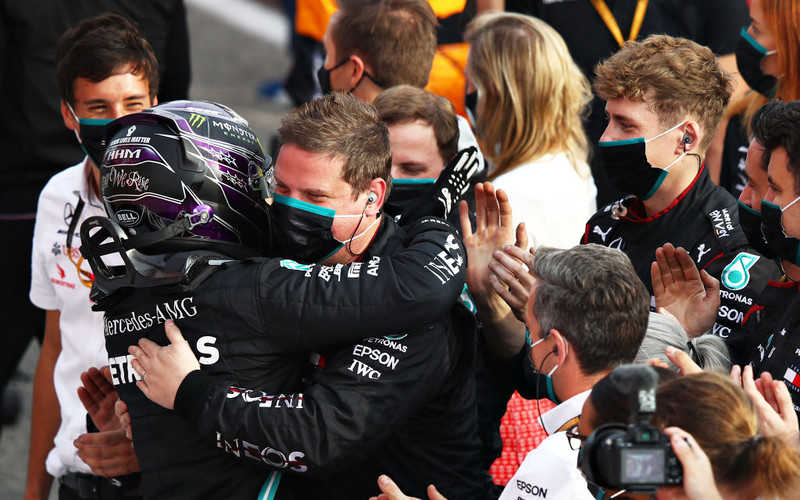 F1: Lewis Hamilton wins the Imola Grand Prix to seal constructors' title for Mercedes