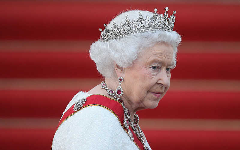 Queen abdication: Monarch 'to step down' next year 