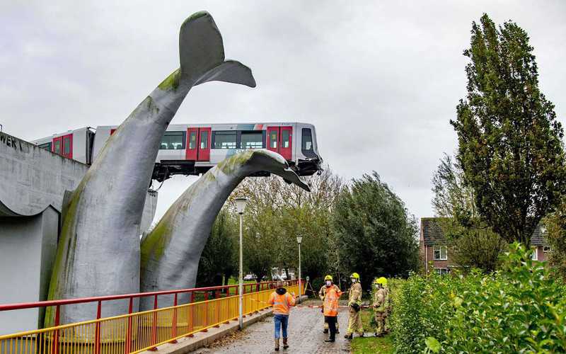 Holandia: Pociąg metra zawisł nad wodą na rzeźbie w kształcie ogona wieloryba