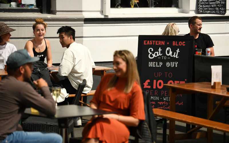 Akcja "Eat Out to Help Out" zwiększyła liczbę zakażeń w UK