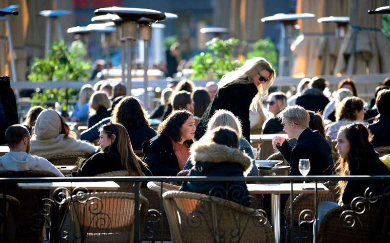 Szwecja zaostrza restrykcje: Do ośmiu osób przy stoliku w restauracji