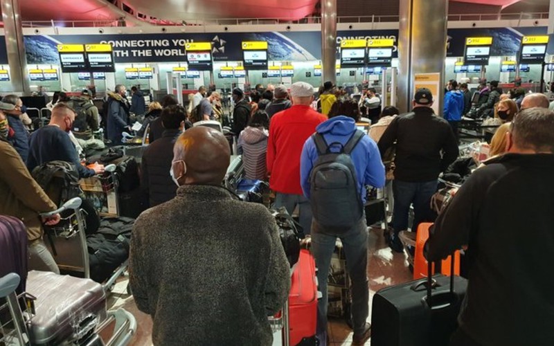 Long queues at Heathrow as Brits flee UK before second lockdown