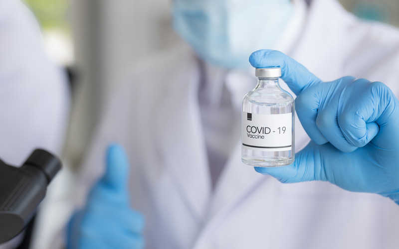"Super Express": Polacy boją się szczepionki na COVID