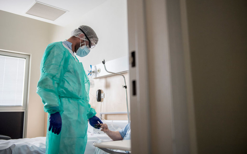 Hiszpania: Rząd grozi karami lekarzom negującym pandemię