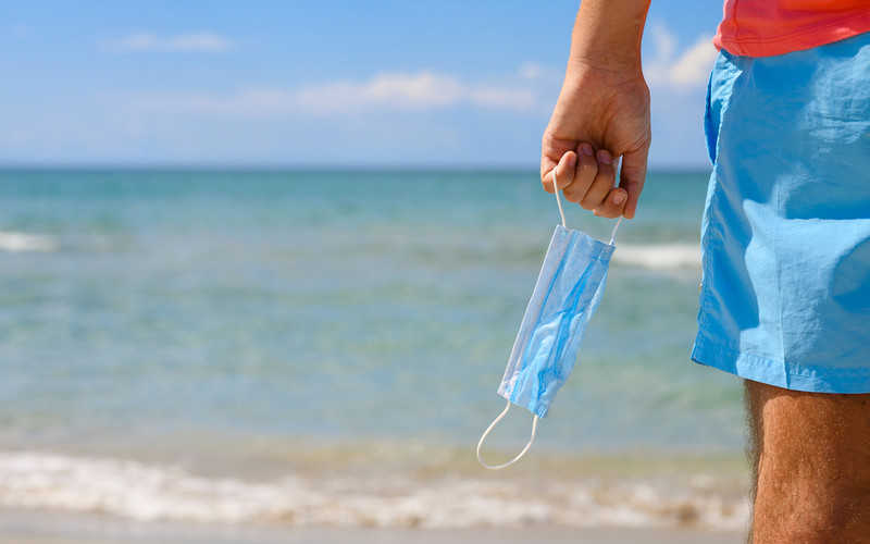 UK: Na co trzeciej plaży zużyte maseczki i środki ochrony osobistej