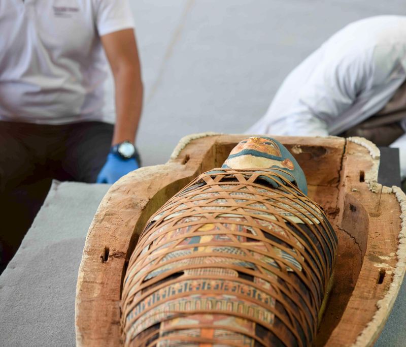 Niezwykłe odkrycie w Egipcie: 100 sarkofagów i 40 złoconych posągów