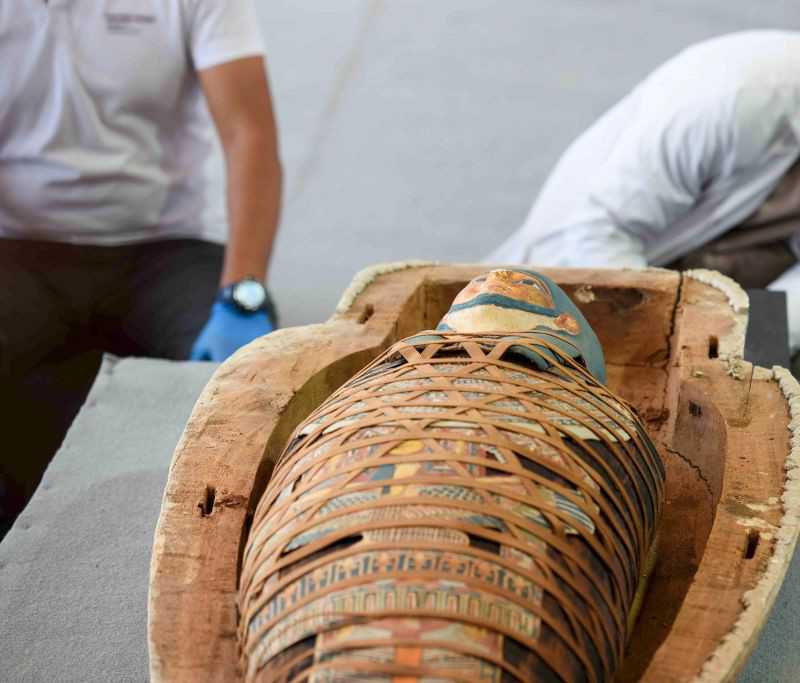 Niezwykłe odkrycie w Egipcie: 100 sarkofagów i 40 złoconych posągów