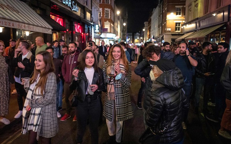 UK: "Certyfikat szczepienia" przepustką do pracy i wizyty w pubie?